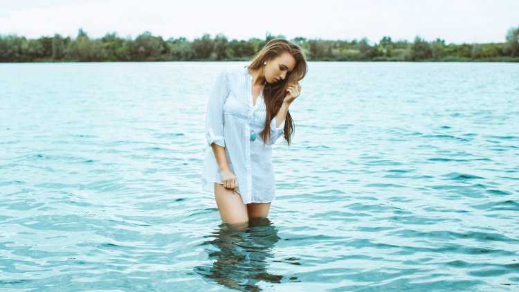 Девушка в рубашке в воде