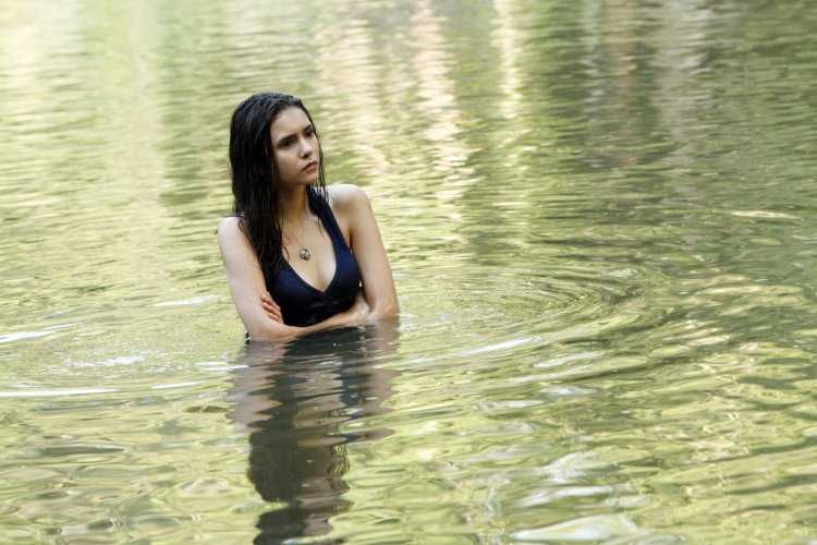 Елена Гилберт у озера