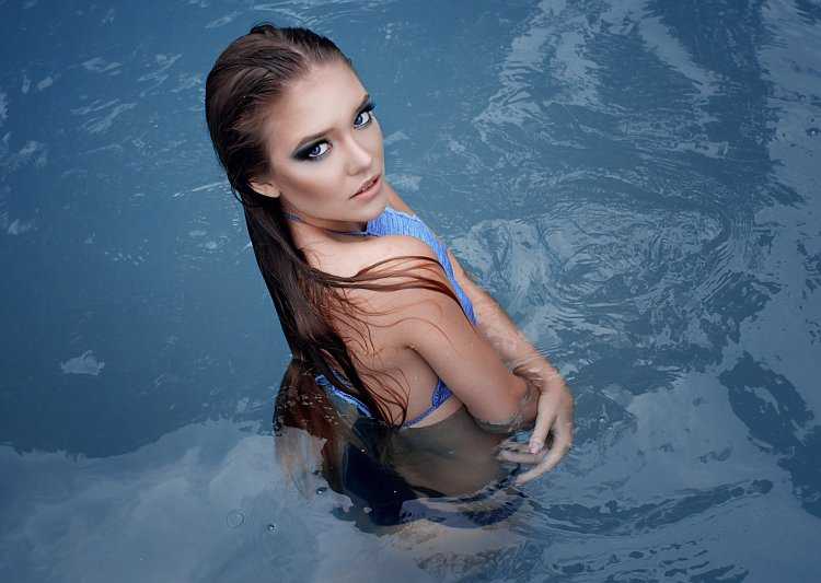 Девушка в воде