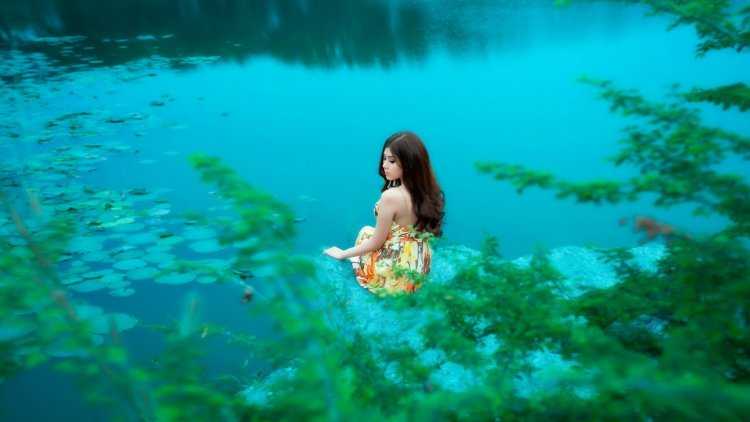 Девушки на озере