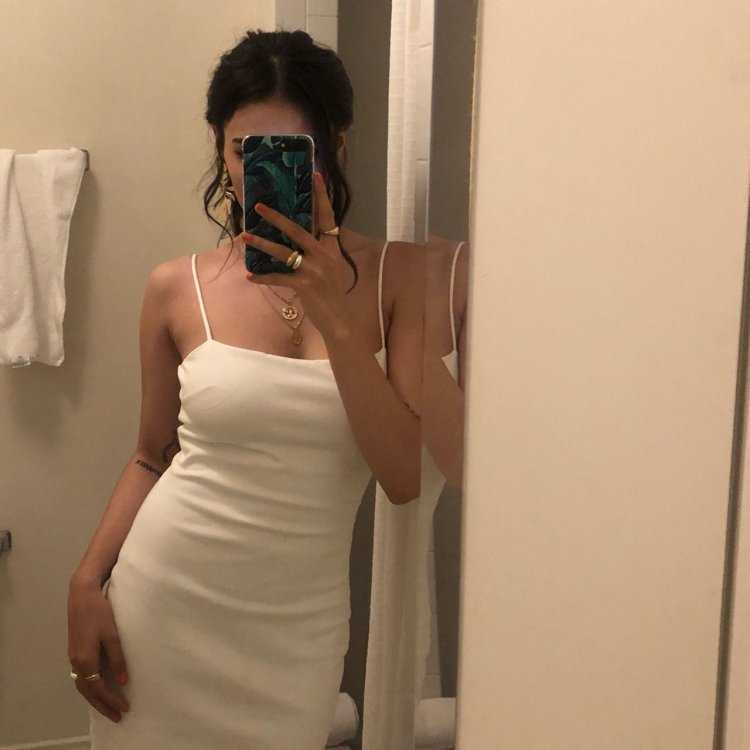 Девушка в ночнушке селфи