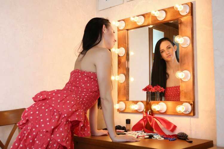 Девушка в платье перед зеркалом