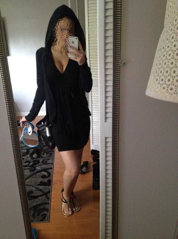 Angie Varona в платье