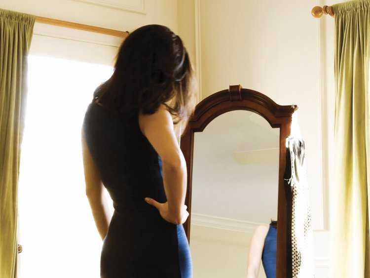 Девушка зеркало недовольна