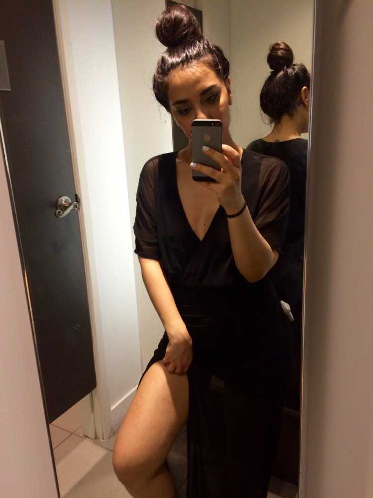 Девушка селфи в зеркале