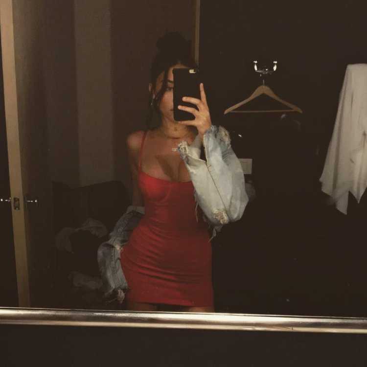 Девушка в клубе селфи