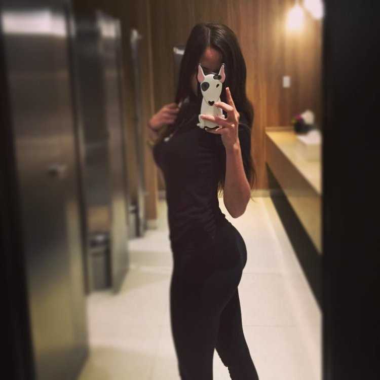 Брюнетка в черном платье селфи