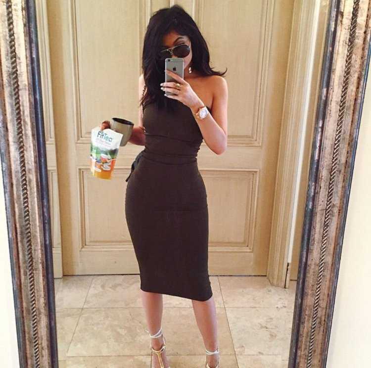 Кайли Дженнер в черном облегающем платье