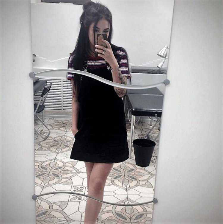 Девушка у зеркала в полный рост