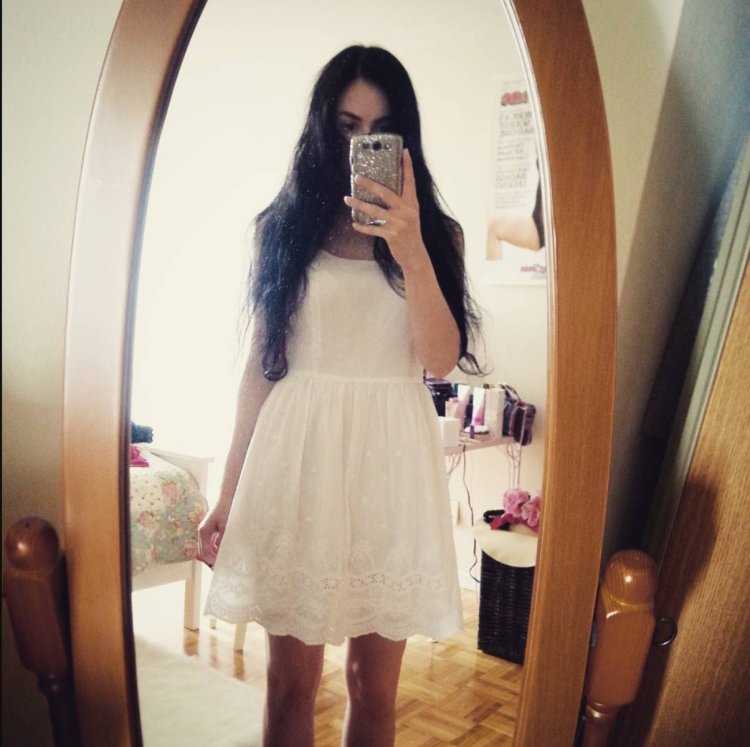 Девушка в платье у зеркала