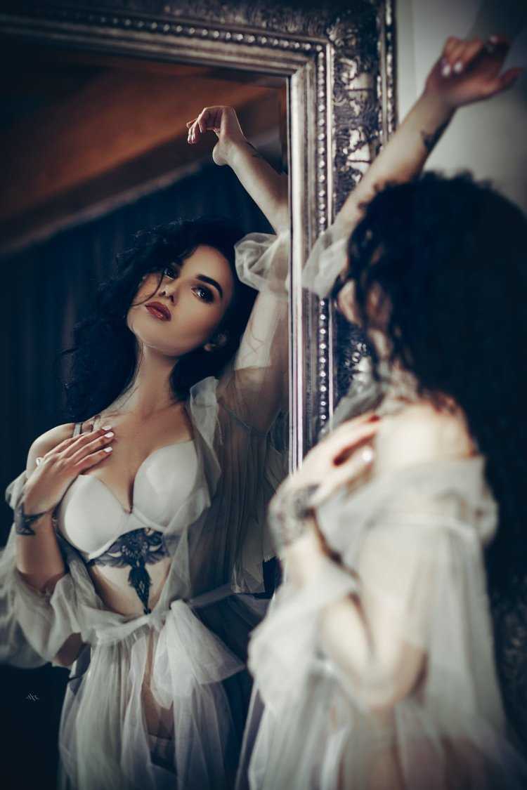 Девушка в платье у зеркала