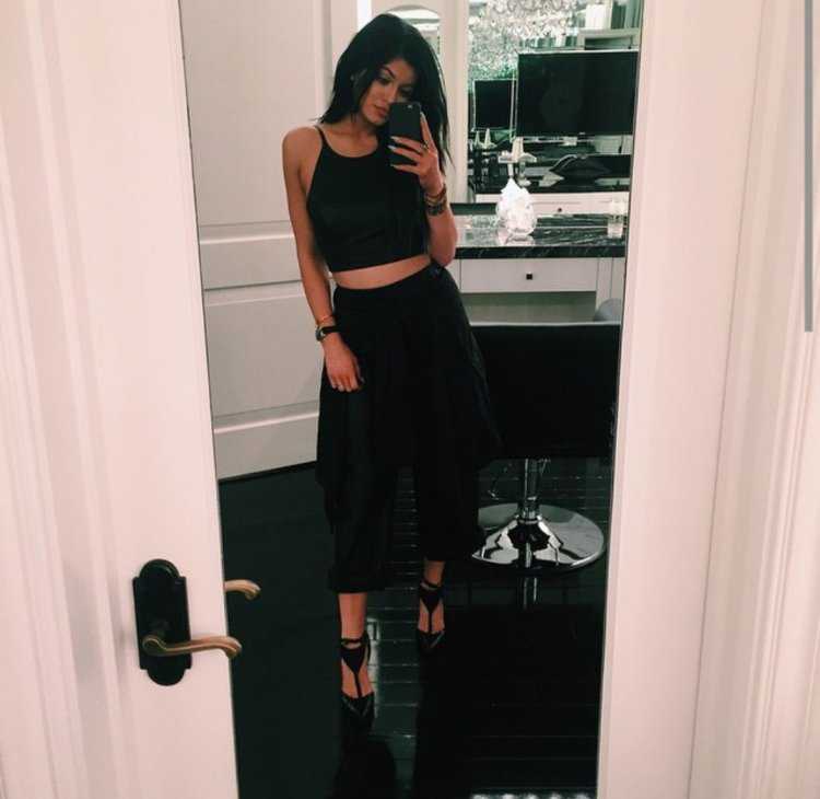 Кендалл Дженнер в черном костюме у зеркала