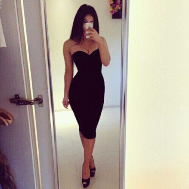 Девушка в платье у зеркала