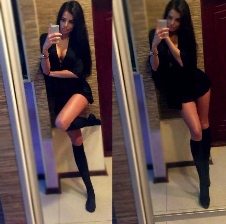 Девушки в чулках в зеркале