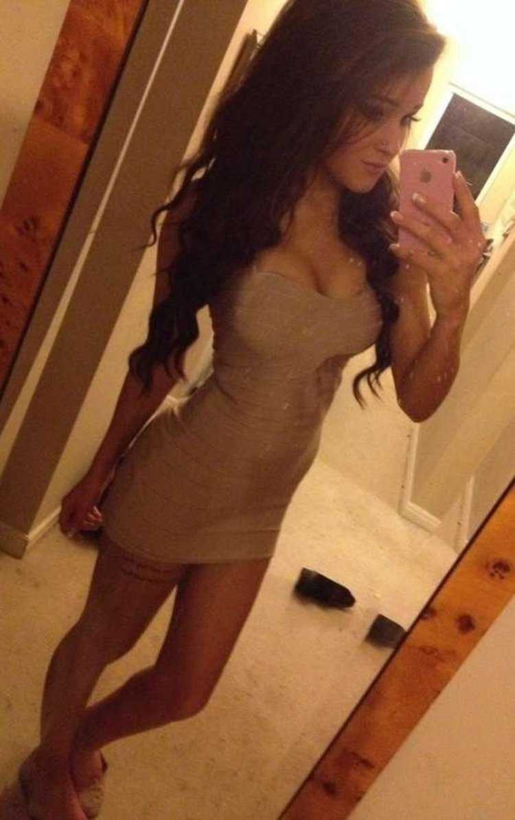 Селфи в зеркале в платье