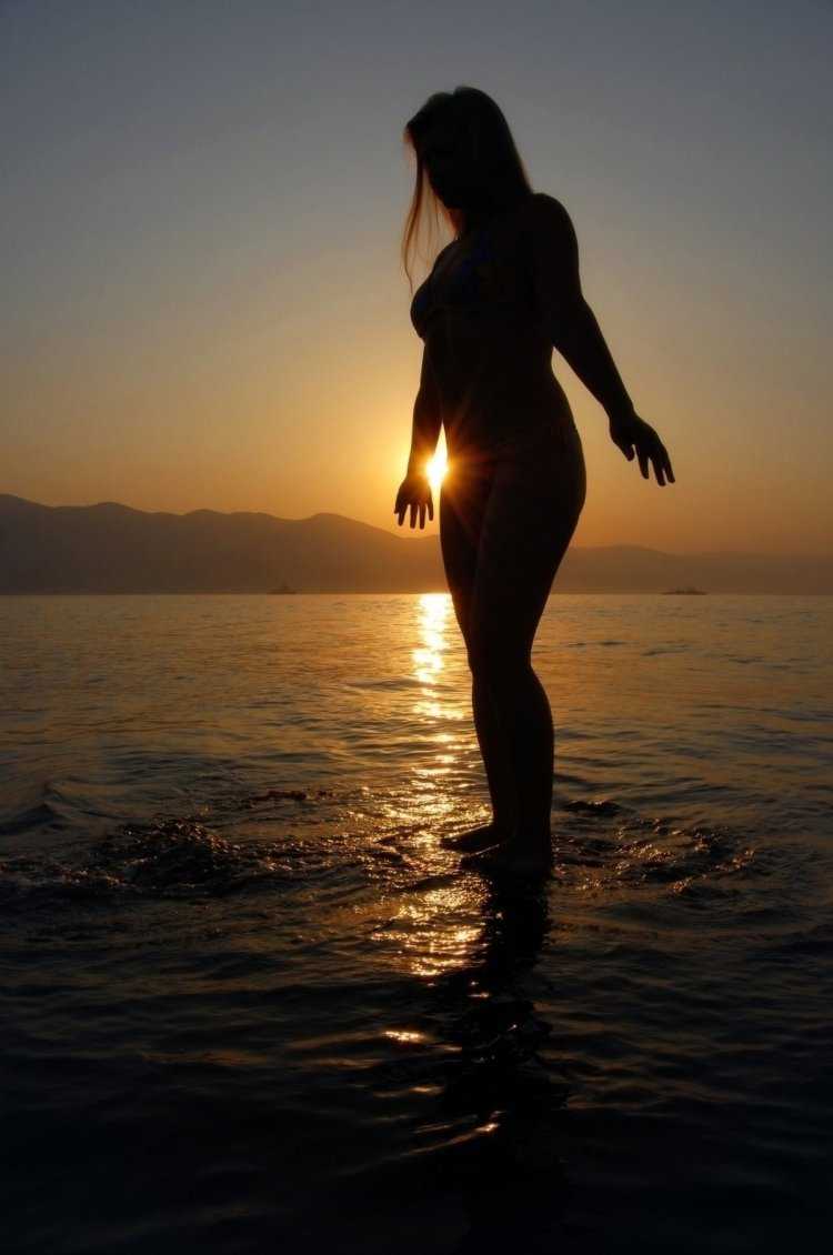 Девушка на закате у моря