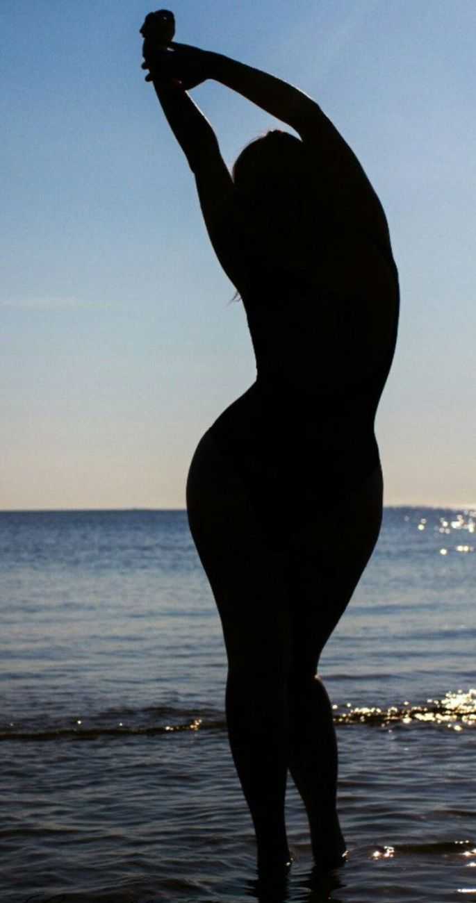 Красивый силуэт девушки