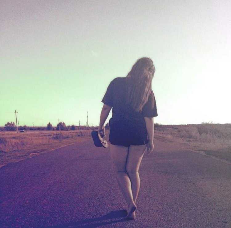 Полненькая девушка со спины