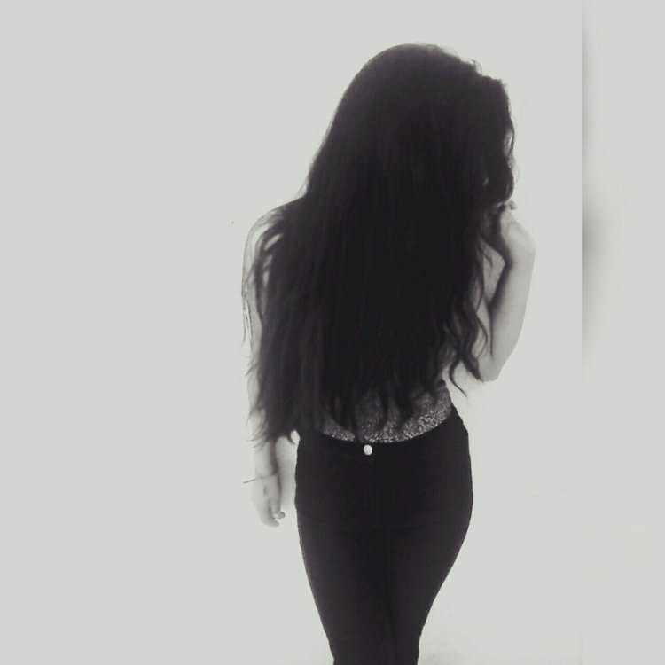 Брюнетка в полный рост со спины