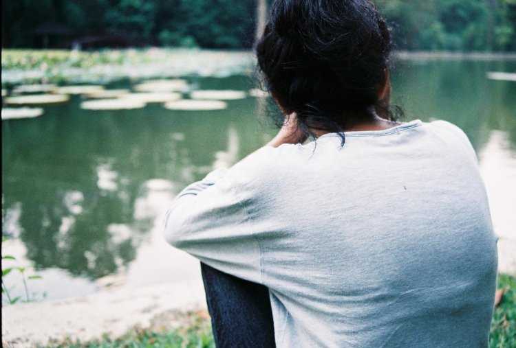 Красивая брюнетка со спины