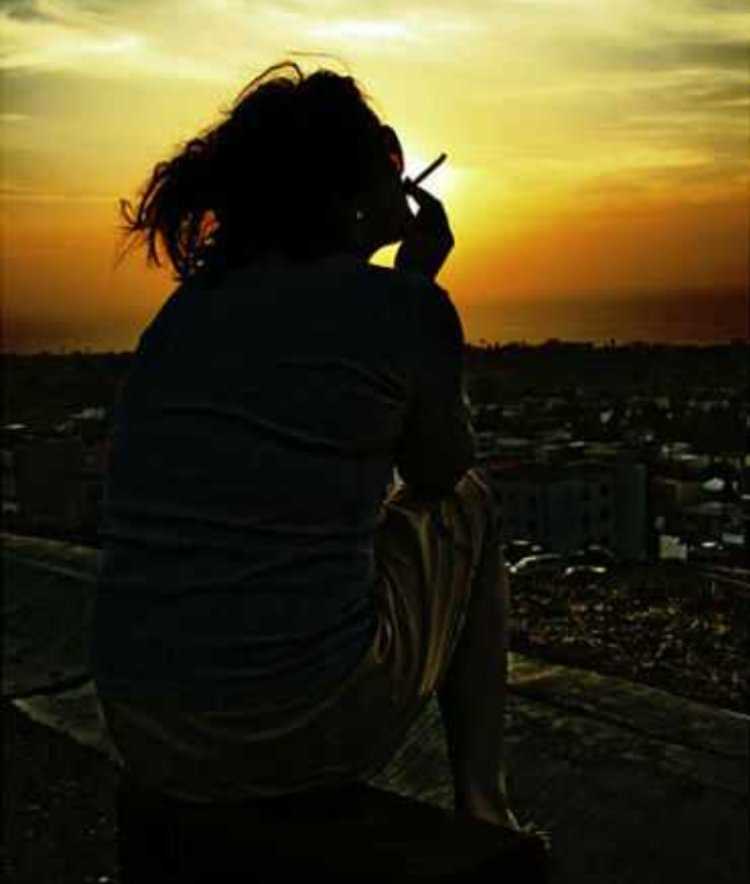 Полненькая девушка со спины