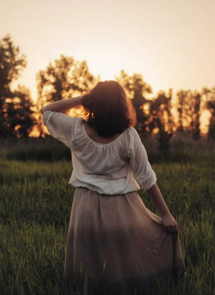 Полненькая девушка со спины