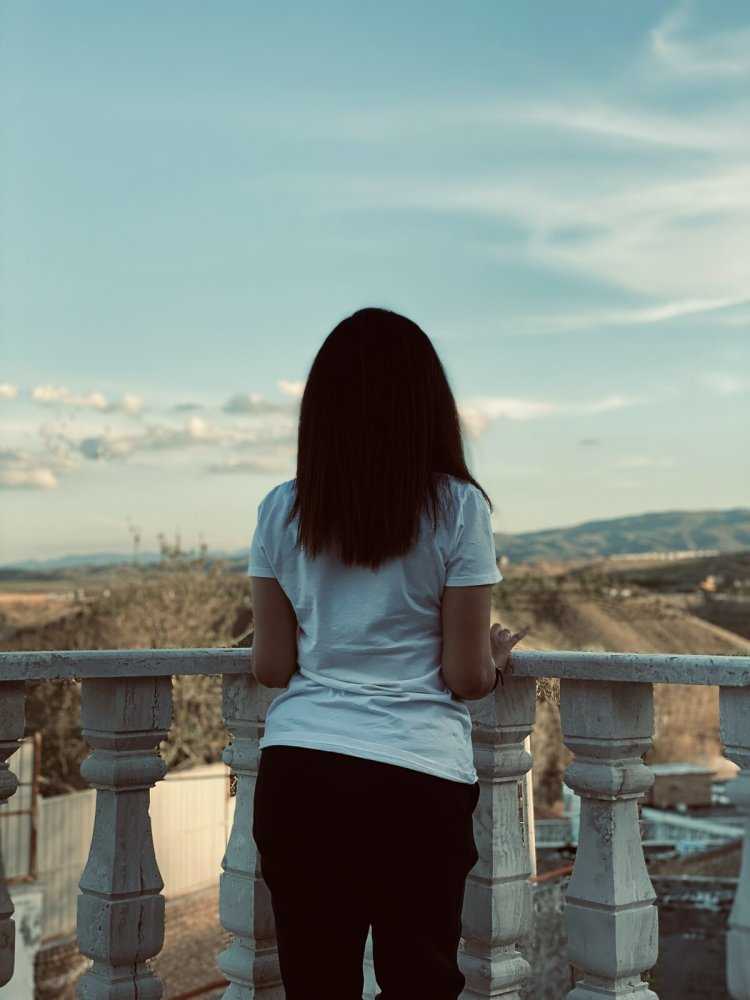 Девушка брюнетка сзади