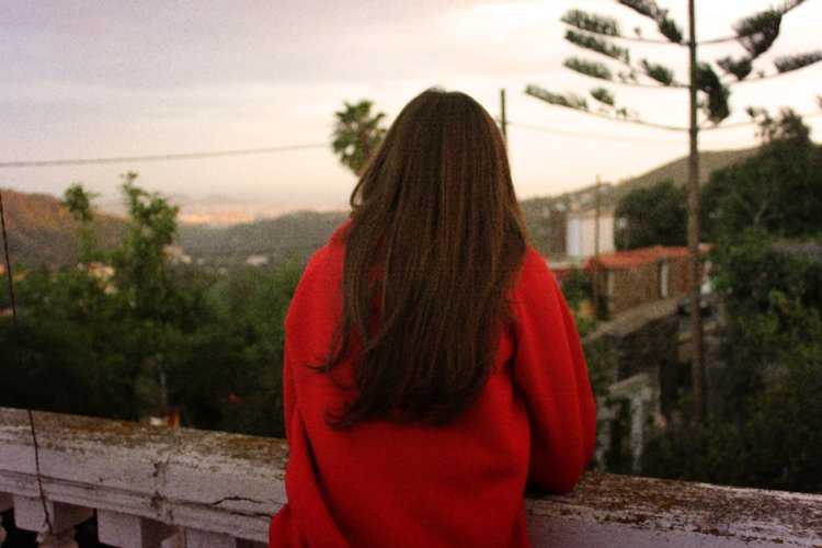 Полненькая девушка со спины