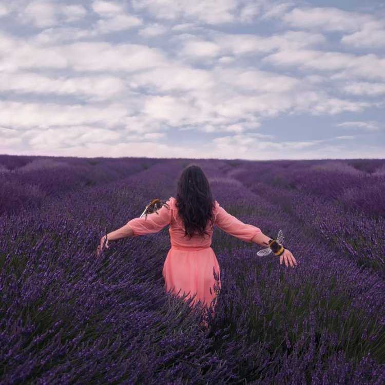 Полненькая девушка со спины