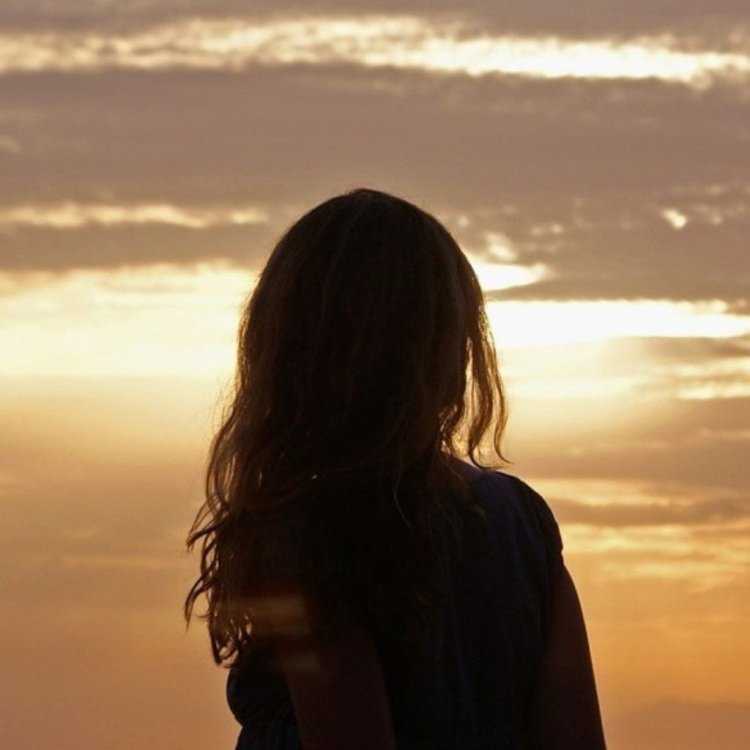 Полная девушка со спины