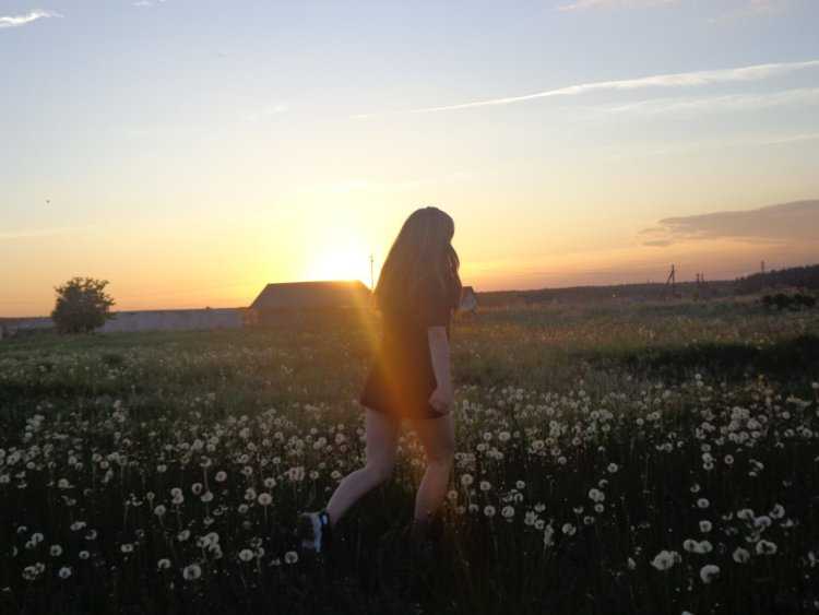 Девушка со спины на даче