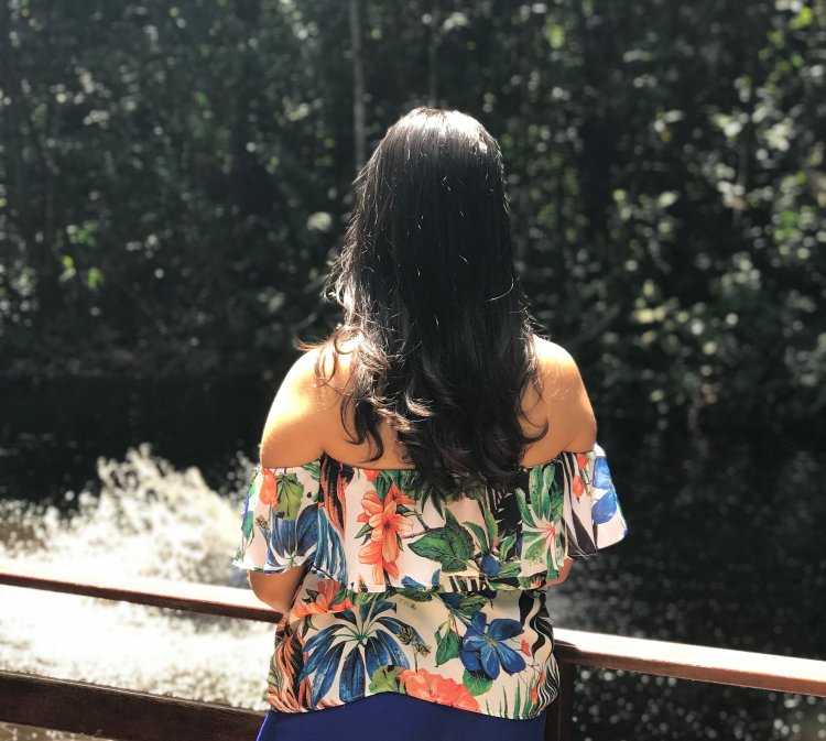 Полная девушка со спины