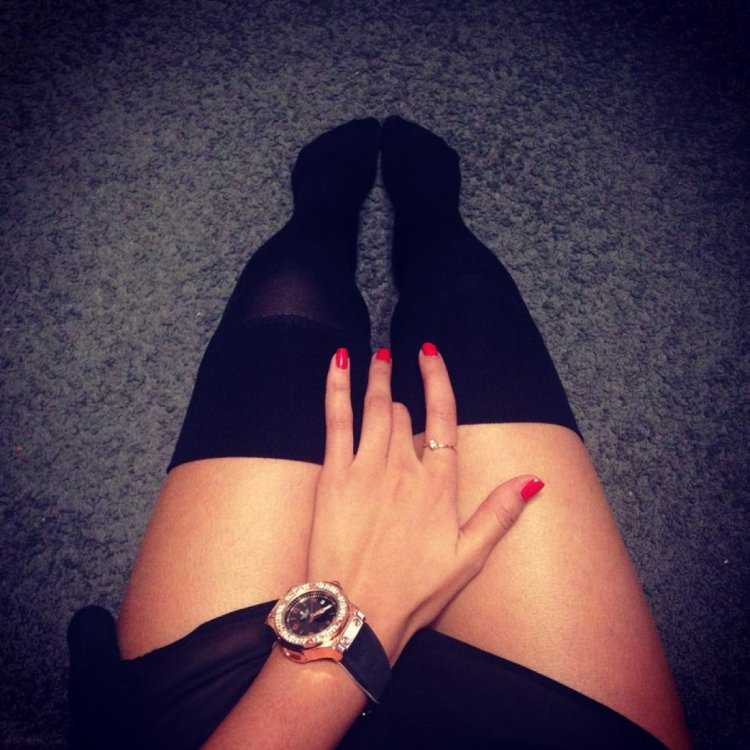 Женские ножки в руках