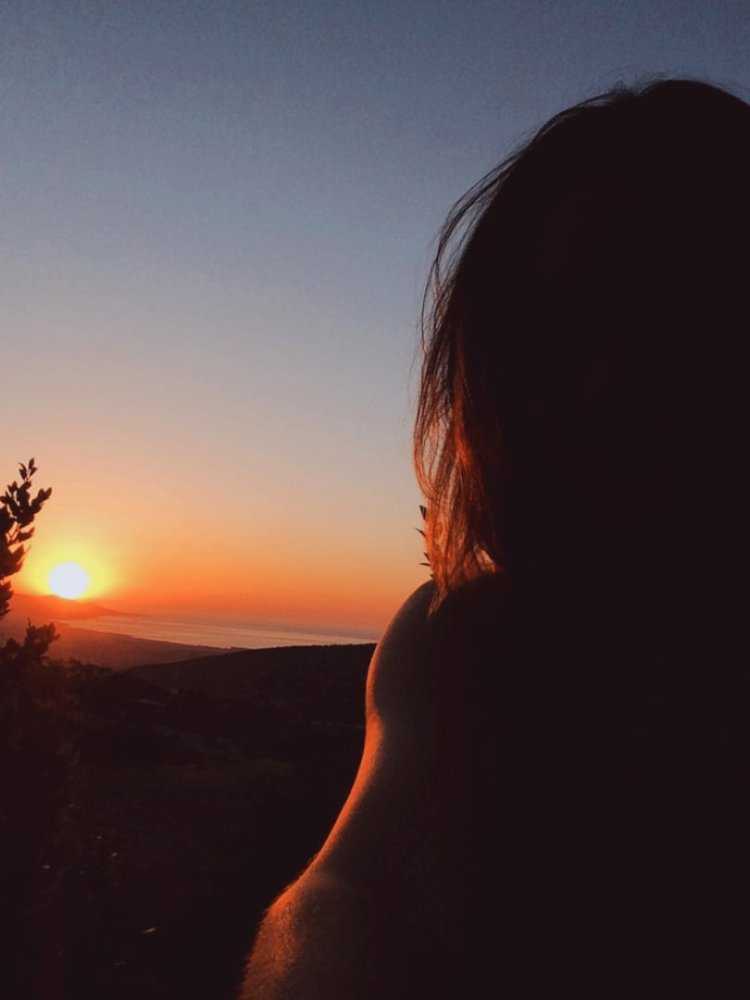 Девушки брюнетки с короткой стрижкой и солнце в руках