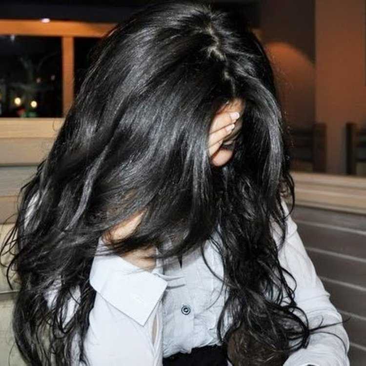 Девушка с черными волосами сзади