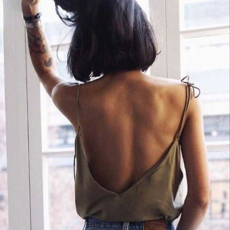 Брюнетка повернутая спиной4