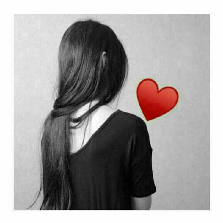 Девочка повернута спиной