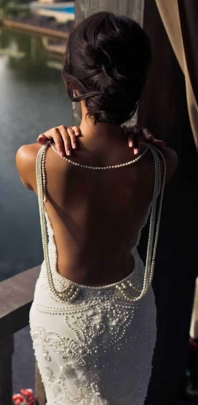 Стильная брюнетка со спины