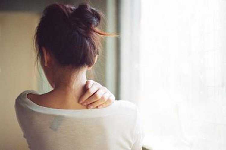 Брюнетка повернутая спиной47