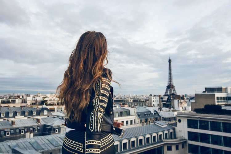 Модная девушка сзади