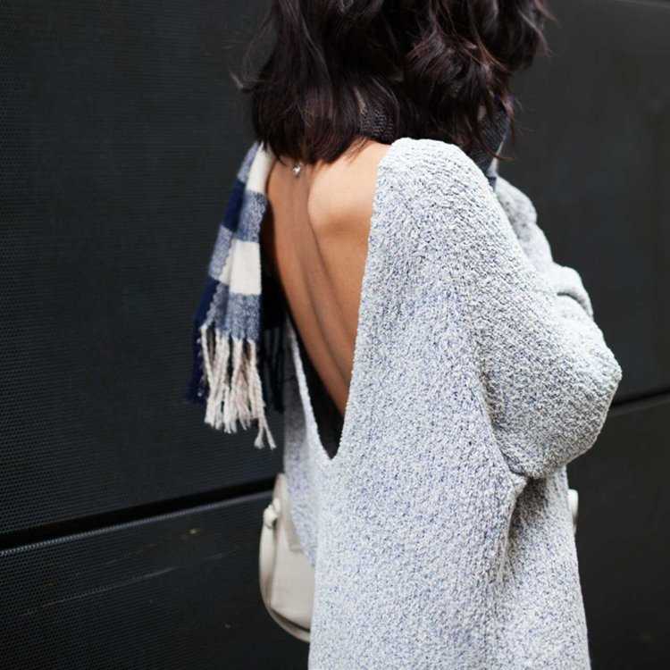 Брюнетка с каре со спины