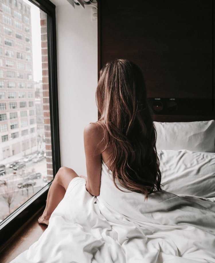 Девушка в простыне со спины