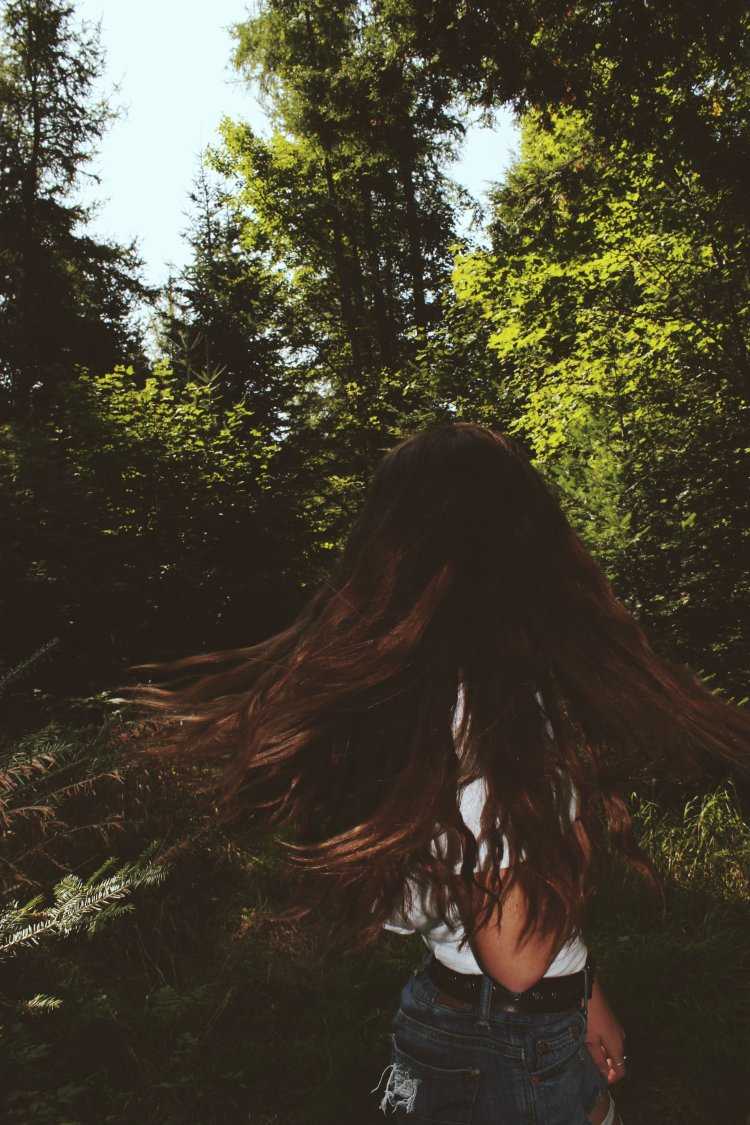 Девушка с каштановыми волосами со спины