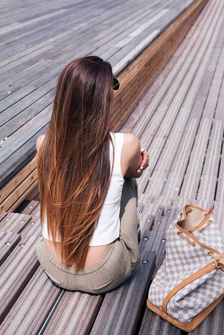 Длинные прямые каштановые волосы