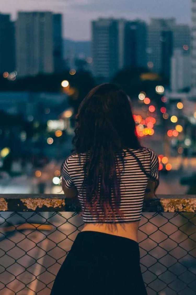 Девушка в городе со спины