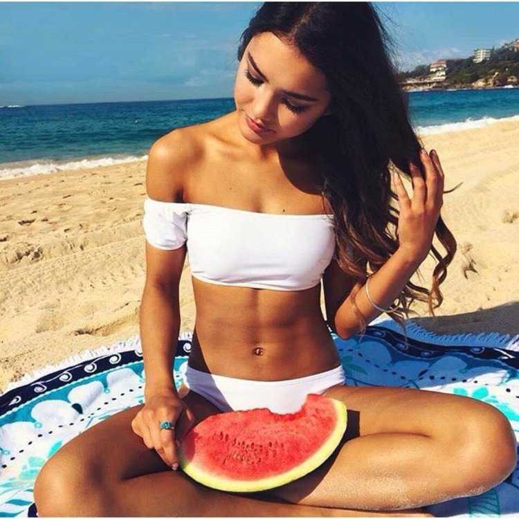 Девушка с арбузом