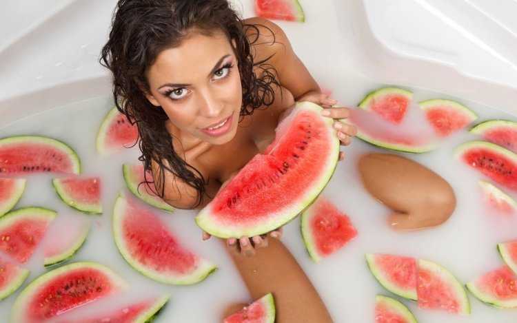 Девушка с арбузом