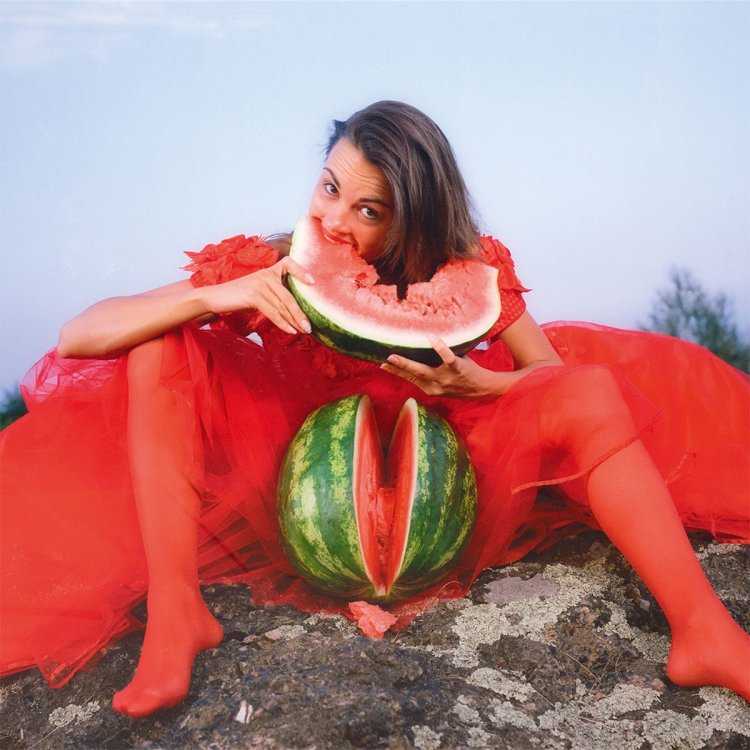 Брюнетка с арбузом59
