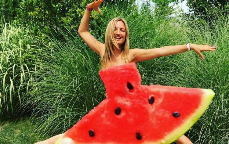 Девушка с арбузом