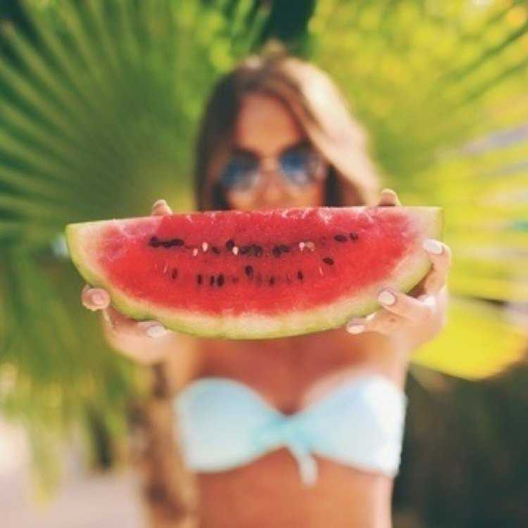 Девушка с арбузом на пляже